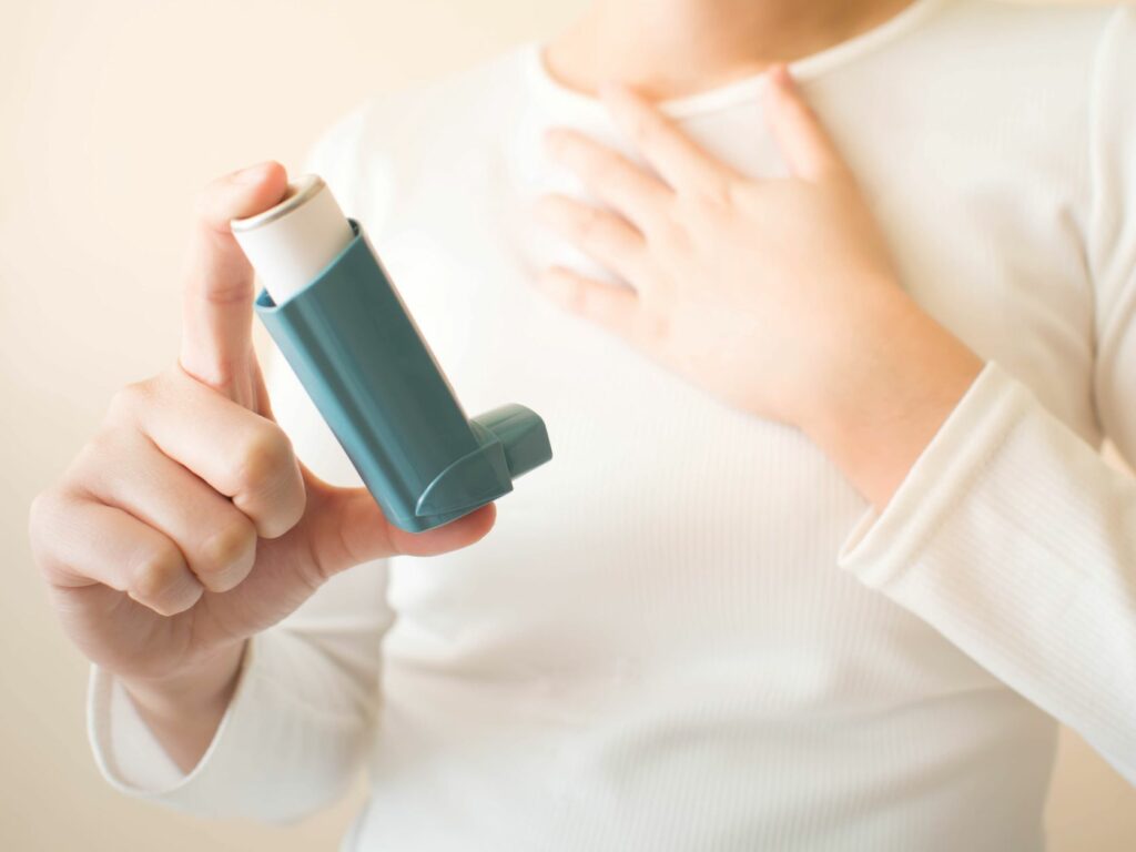 Žena drži inhalator