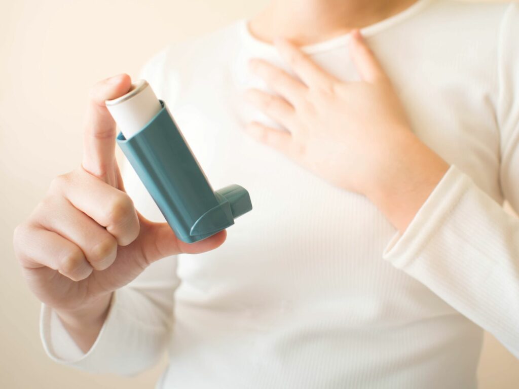 Žena s inhalatorom Žena drži inhalator