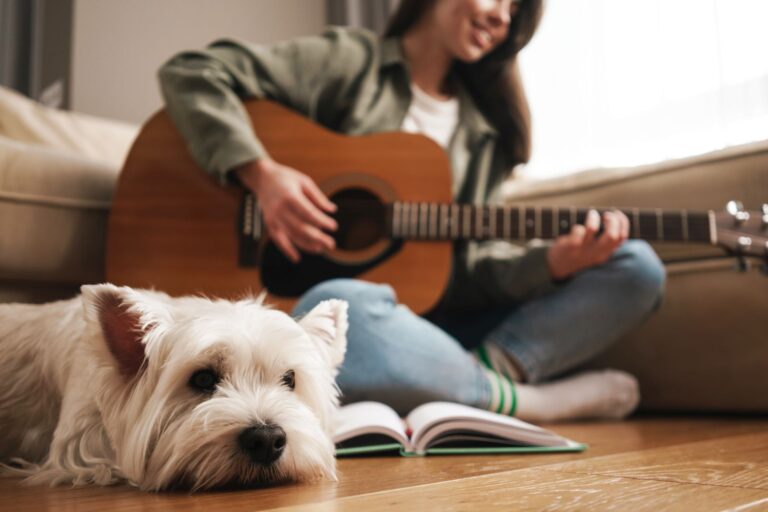 Glazba za pse, vlasnica svira gitaru i pjeva psu
